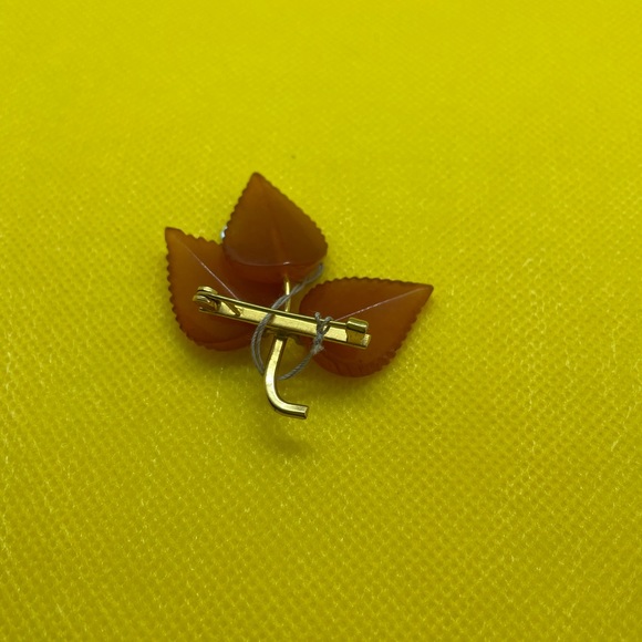 An amber (faux) gold plated three leaf brooch. - Picture 3 of 3
